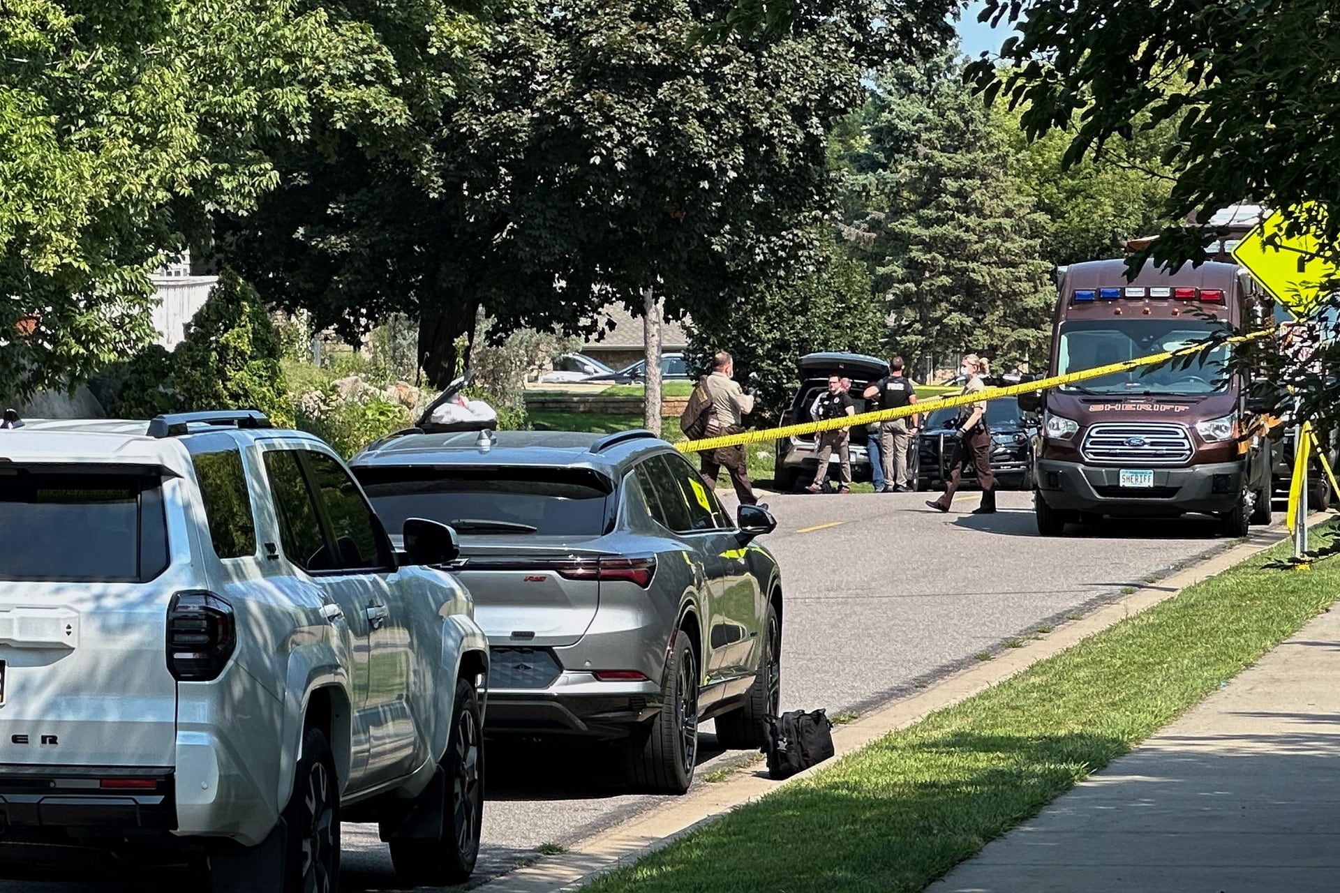 La presencia policial cerca de la guardería donde ocurrieron los asesinatos en Hopkins, Minnesota (AP foto/Mark Vancleave).