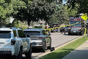 La presencia policial cerca de la guardería donde ocurrieron los asesinatos en Hopkins, Minnesota (AP foto/Mark Vancleave).