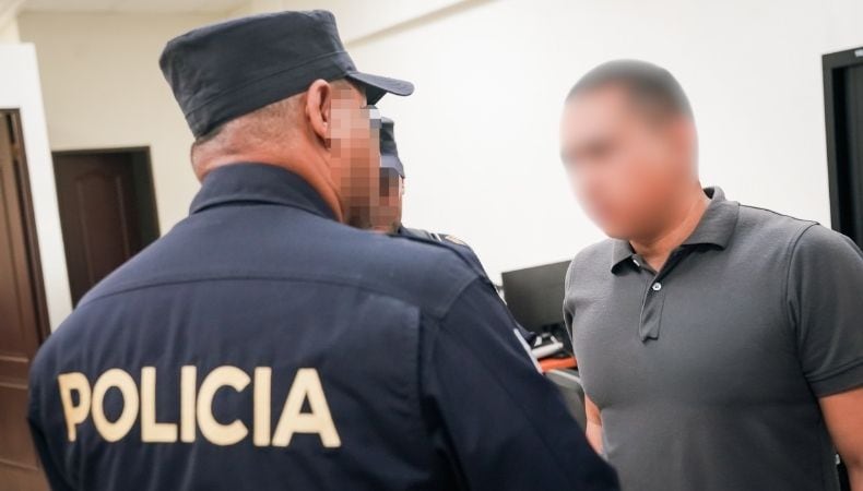 La captura se produjo tras una denuncia por una oferta de dinero a cambio de información confidencial y una resolución favorable en un expediente judicial. (Cortesía: Fiscalía General de la República)