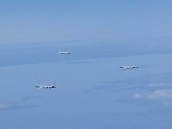 En una foto de archivo, un bombardero ruso TU-95 y bombarderos chinos H-6 sobrevuelan el Mar de China Oriental (Oficina del Estado Mayor Conjunto del Ministerio de Defensa de Japón/vía REUTERS)