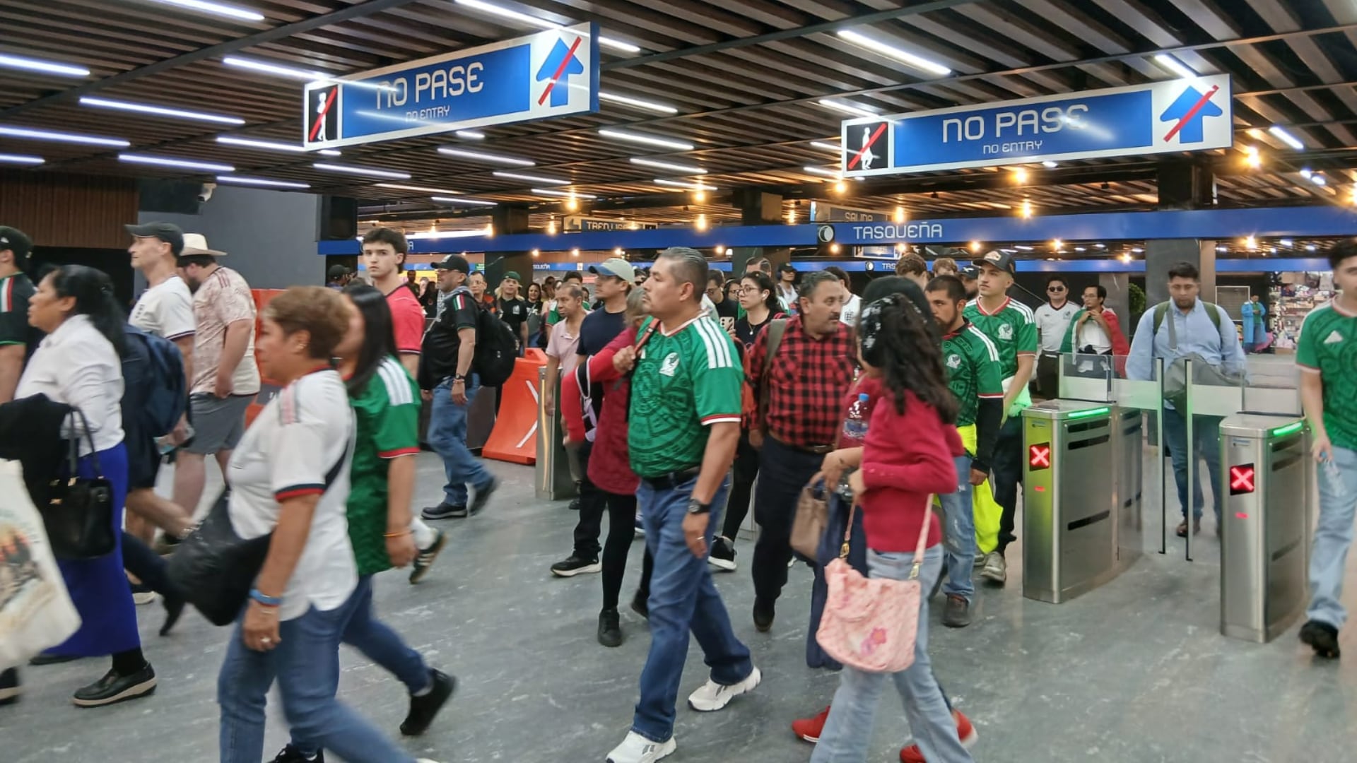Aficionados del fútbol mexicano se desplazan a través de los torniquetes de acceso en la estación Metro Taxqueña de Ciudad de México. (César Márquez | Infobae México )
