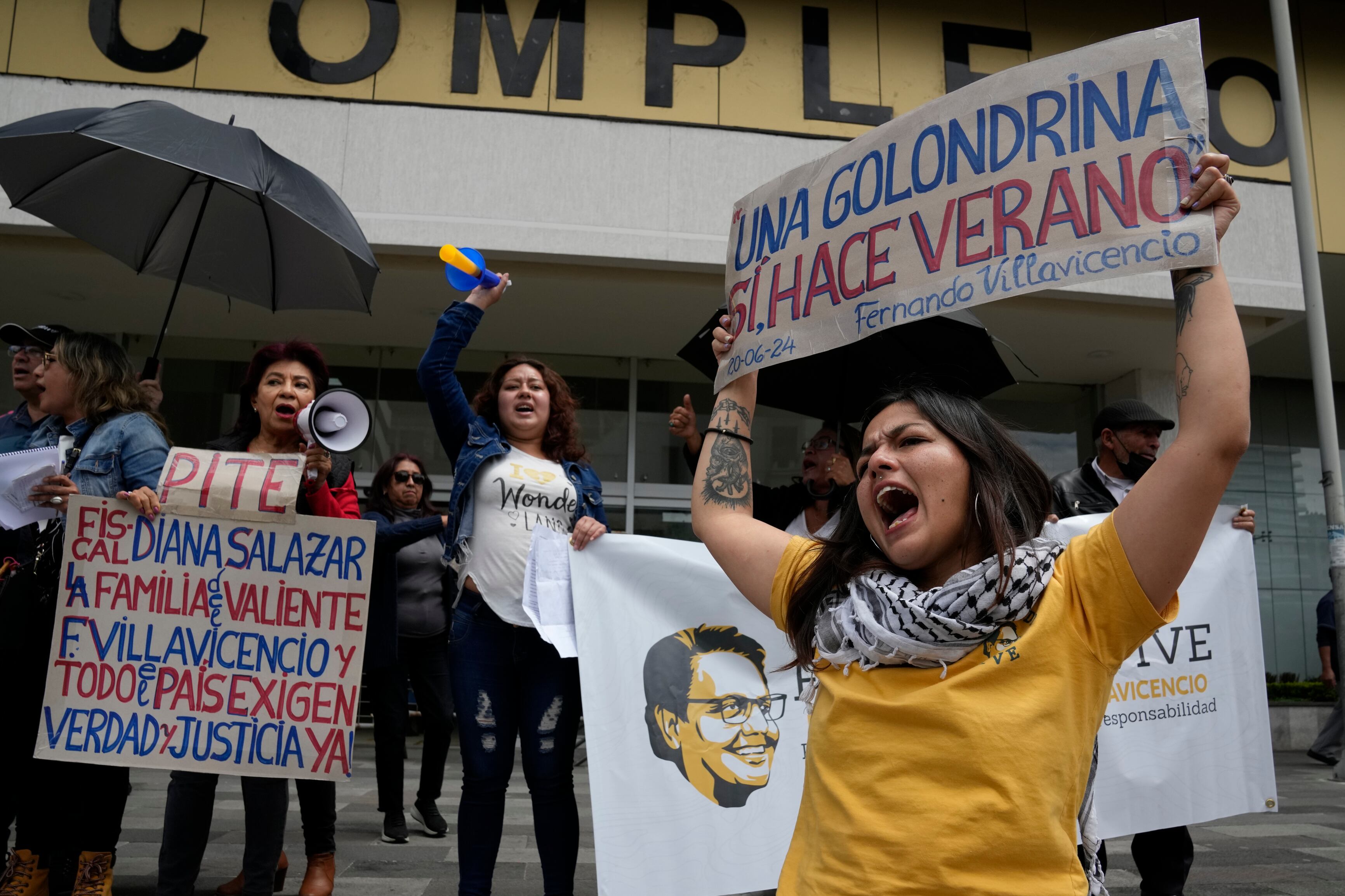 Amanda Villavicencio, la hija de Fernando Villavicencio, candidato presidencial asesinado, protesta junto a otros miembros de su familia en los exteriores de la corte. (ARCHIVO/ AP Foto/Dolores Ochoa)