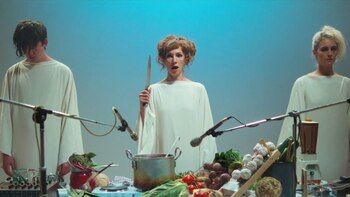 Asa Butterfield y Gwendoline Christie