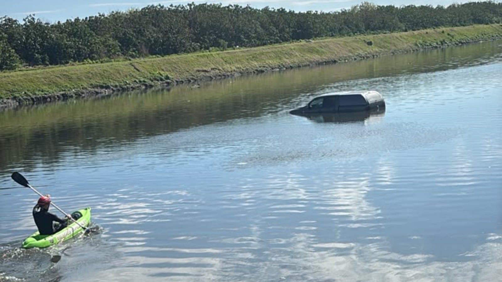 Vecinos del sector divisaron la camioneta debajo del puente y dieron aviso al 911, lo que desencadenó el operativo de emergencia en el Arroyo del Gato