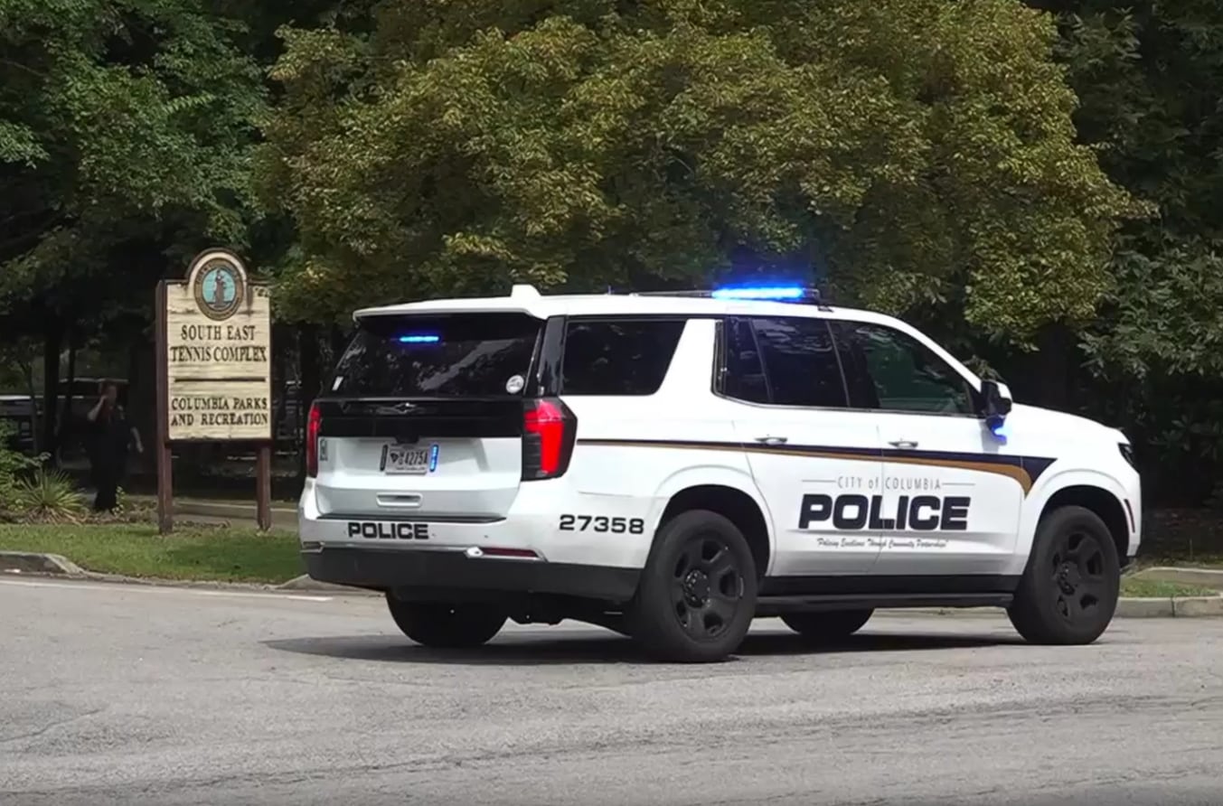 La intervención policial comenzó después de que una mujer denunciara que un hombre con orden de restricción causaba daños en su vivienda (WLTX)