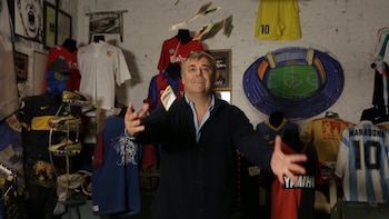 El coleccionismo de camisetas reúne historia, marketing y memoria, una idea que Destéfano también desarrolla en su libro La otra bandera