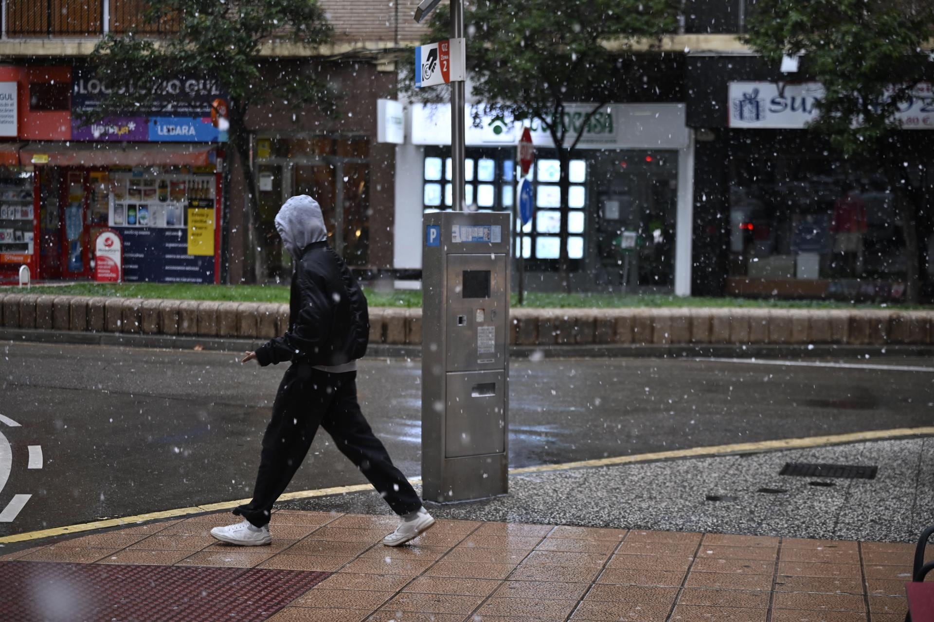 Un total de quince provincias y Melilla activan avisos mañana por lluvia, nieve, olas y viento