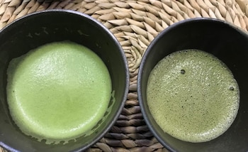El té matcha verdadero (izquierda)