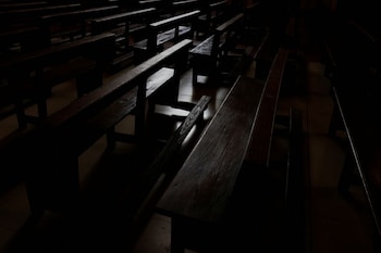 El libro contiene el nombre de 569 sacerdotes denunciados por abuso sexual - crédito Susana Vera/Reuters