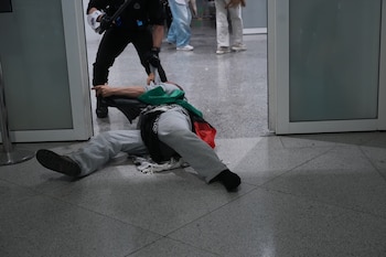 Miembros de la Ertzaintza detienen a varios activistas en el aeropuerto de Bilbao, a 23 de mayo de 2026, en Bilbao, Vizcaya, País Vasco