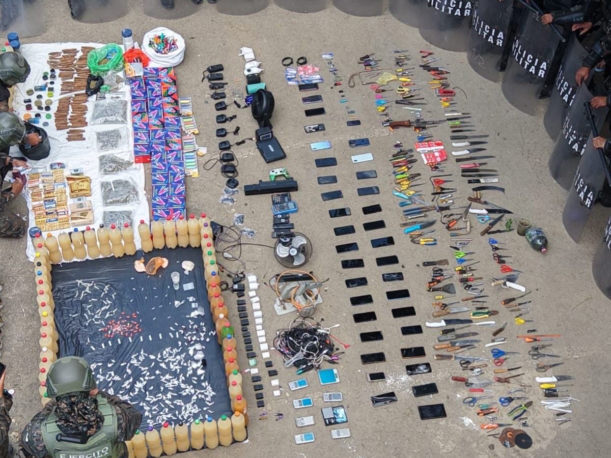 La requisa en la Granja Pavón decomisó 20 mil cajetillas de cigarrillos, 850 cervezas, presunta droga, celulares y equipos de comunicación. (Ejército de Guatemala)