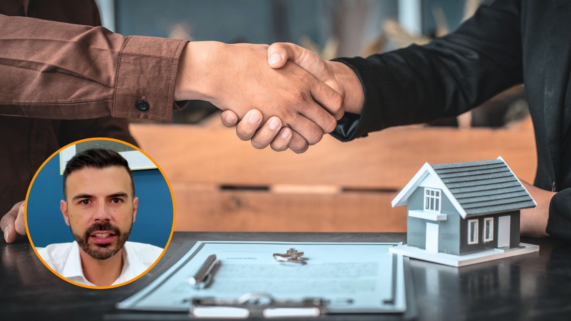 El antiguo propietario y el comprador de una vivienda se dan la mano al acordar la venta (Montaje Infobae con imágenes de @ismaelfdezrealtor / TikTok y Canva)