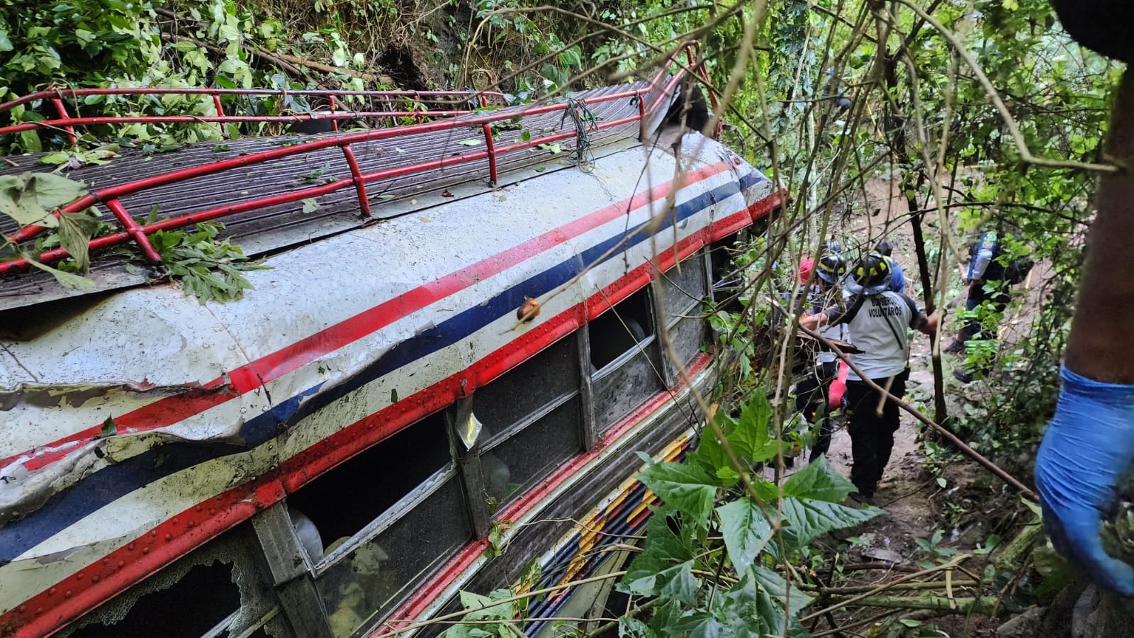 Los bomberos coordinaron labores de rescate en el lugar del accidente con apoyo de civiles que se encontraban en la zona. (Foto cortesía Radio TGWTV)