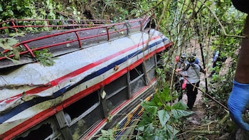 Los bomberos coordinaron labores de rescate en el lugar del accidente con apoyo de civiles que se encontraban en la zona. (Foto cortesía Radio TGWTV)