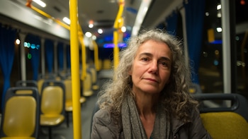 Una mujer mayor completamente sola