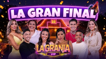 Siete participantes sonrientes posan frente a un granero iluminado y el letrero "La Gran Final La Granja VIP", con un gallo y confeti.