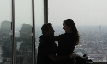 Dos personas muestran su afecto