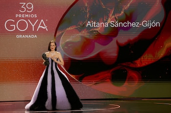 Aitana Sánchez-Gijón pronuncia su discurso al recibir un premio Goya honorífico durante la ceremonia de entrega de los Premios Goya de la Academia de Cine Español, 2025. (REUTERS/Jon Nazca).