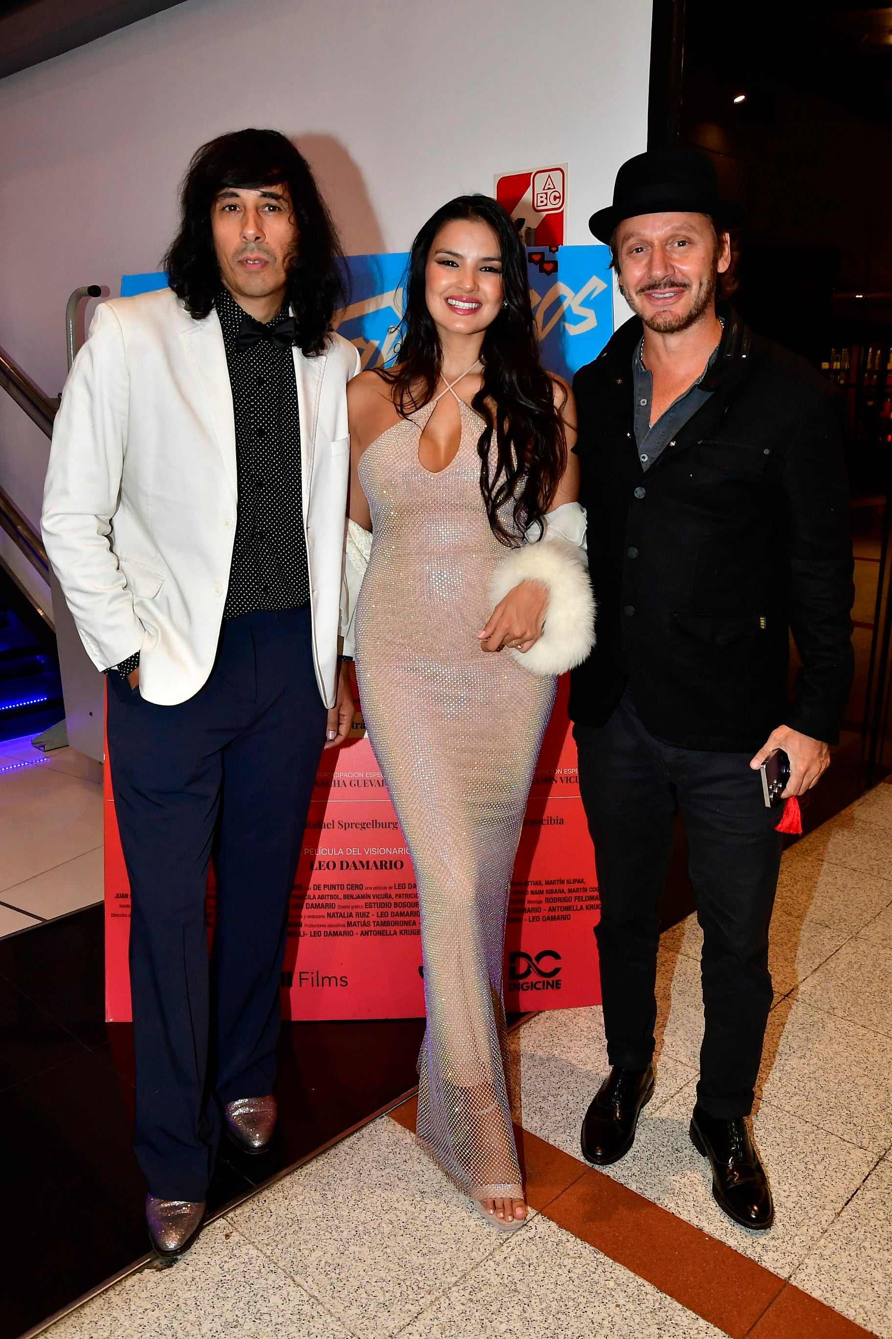 Benjamín Vicuña, el director Leonardo Damario y la actriz China Kruger posan juntos en la alfombra roja durante la avant premiere de la película Solo Fanáticos. (RS Fotos)