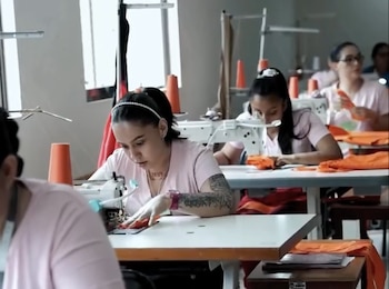 35 mujeres privadas de libertad del CAI Vilma Curling participan en la confección de los nuevos uniformes destinados a la población penitenciaria de máxima seguridad. Crédito: Captura video Ministerio de Justicia y Paz