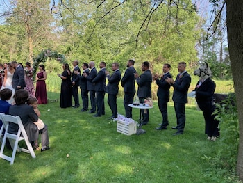 La historia detrás de una llama vestida de esmoquin que asistió a una boda en Nueva York (Facebook Llama Adventures)