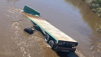 Un camión cayó a un arroyo desde la autopista Rosario-Córdoba y encontraron el cuerpo del conductor horas después