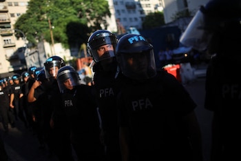 El policía herido enfrentó tres intervenciones quirúrgicas complejas en su ojo derecho. REUTERS/Agustin Marcarian