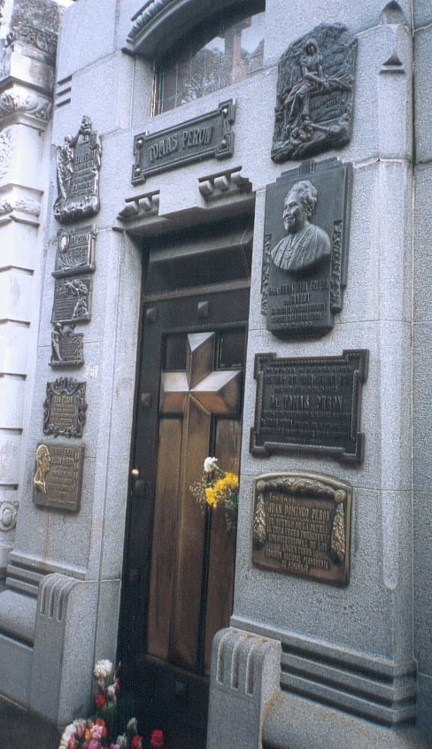 En un operativo secreto, la dictadura trasladó el féretro de Juan Domingo Perón a la bóveda familiar en el Cementerio de la Chacarita