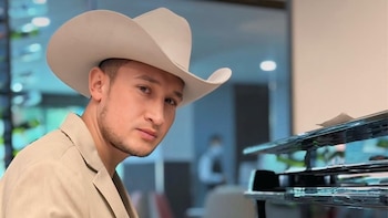 Alex Sam cayó en un retén ilegal: lo obligaron a cantar por horas mientras esperaban órdenes de qué hacer con él