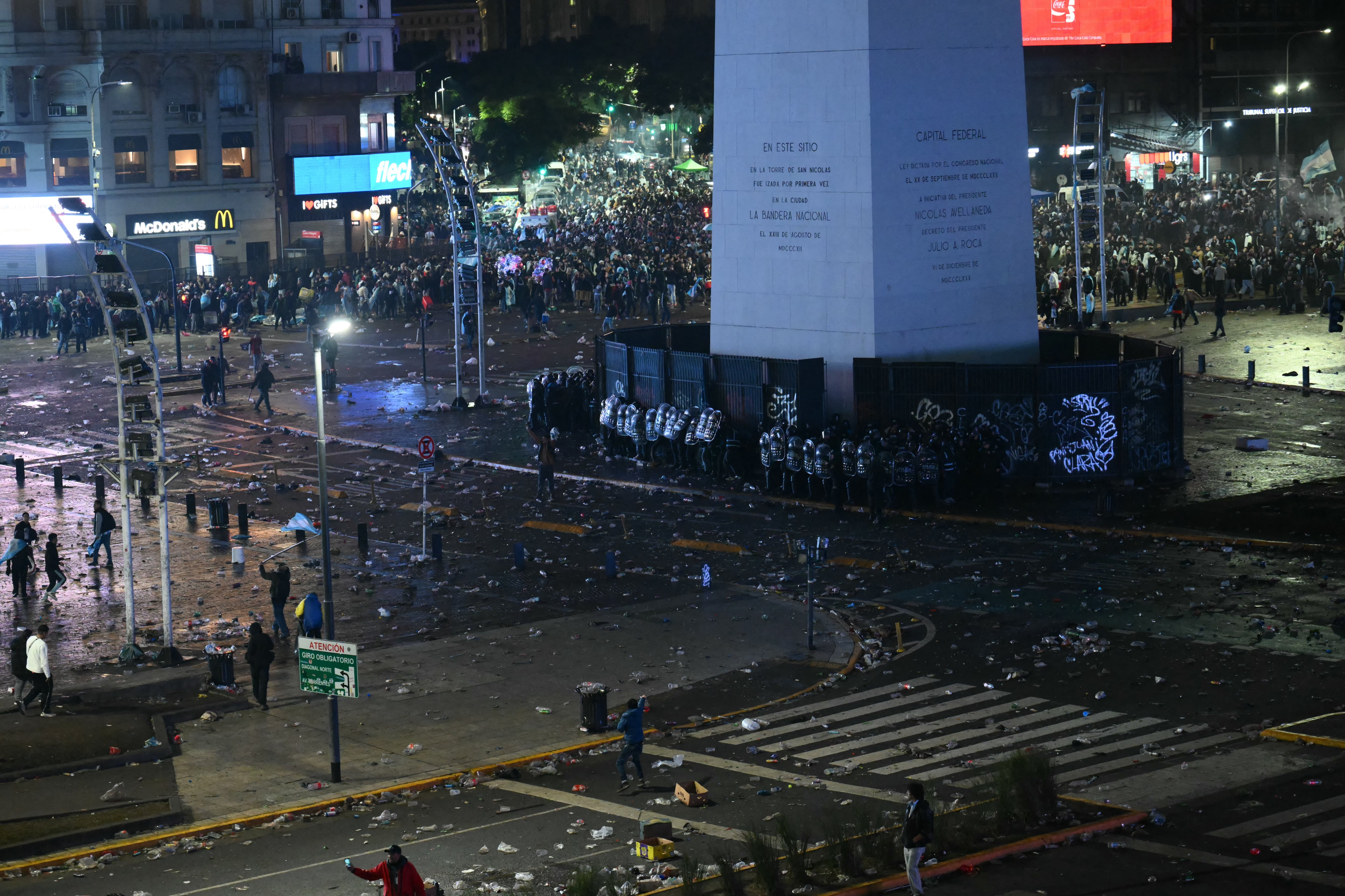 Incidentes en el Obelisco (Photo by Luis ROBAYO / AFP)