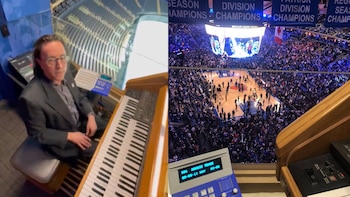 Hombre con gafas toca un teclado de órgano con varios manuales y pedales, con una vista aérea de un estadio de baloncesto lleno de gente al fondo