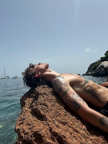 El joven, en uno de los paisajes de la costa española que registró a lo largo del viaje