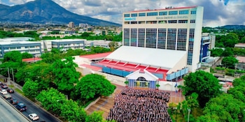 Foto aérea del edificio del Banco Central de Reserva (BCR) en el Centro de Gobierno de San Salvador. (Foto: Invest El Salvador)