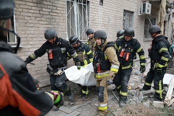 Rescatistas trasladan un cuerpo sacado de entre los escombros de un edificio residencial destruido por un ataque aéreo ruso en Zaporiyia, Ucrania, el 10 de octubre de 2026 (AP/Kateryna Klochko)