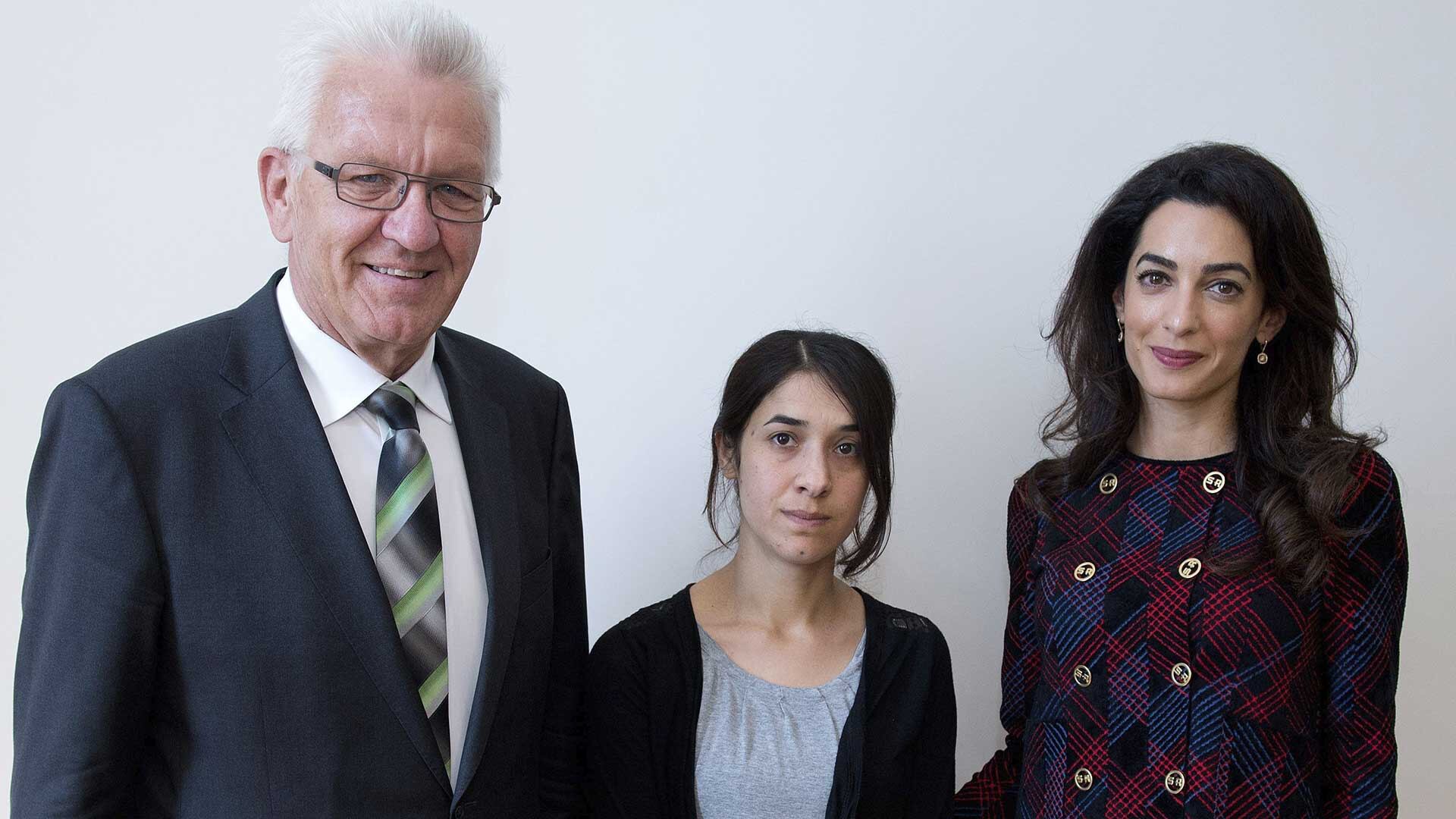 Nadia Murad vive en Alemania. Se reunió con Winfried Kretschmann, un funcionario, junto a su abogada Amal Clooney, en Stuttgart (EFE)
