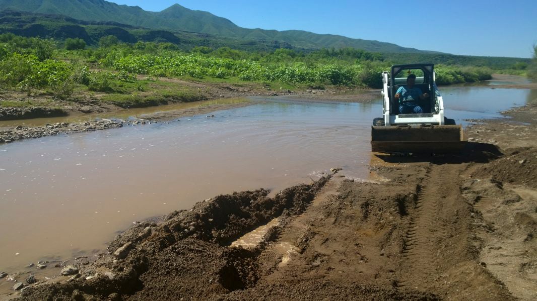 CANANEA, SONORA., 29AGOSTO2014.- Brigadas de limpieza del gobierno federal y estatal continuan los trabajos en el Río Sonora. El pasado 8 de agosto se registró una fuga en las tuberìas de las instalaciones de Grupo México, que derivo en la contaminación de los ríos Sonora y Bacanuchi con 40 mil metros cúbicos de contaminantes altamente tóxicos.FOTO: JESÚS BALLESTEROS /EXPRESSO DE SONORA /CUARTOSCURO.COM