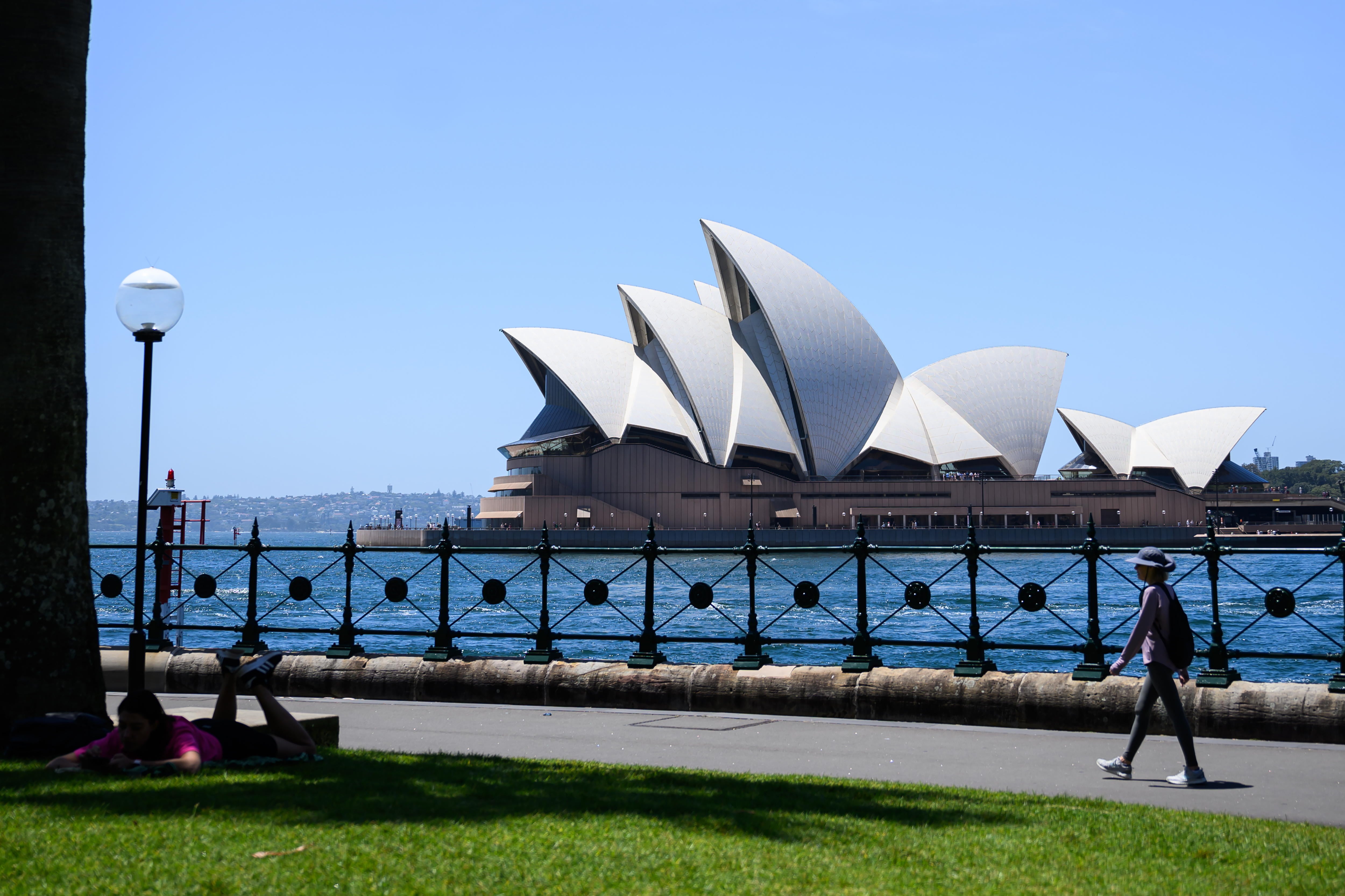 La demanda eléctrica para aire acondicionado y refrigeración alcanza picos inéditos, generando alarmas por posibles cortes de energía
(EFE/EPA/BIANCA DE MARCHI AUSTRALIA AND NEW ZEALAND OUT)