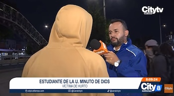 Este joven universitario de 20 años y estudiante de Uniminuto (igual que Fredy Santiago Guzmán Cárdenas), relató que días atrás fue víctima de los ladrones por el mismo sector luego de salir de clases en horas de la noche - crédito captura de pantalla CityTv/YouTube