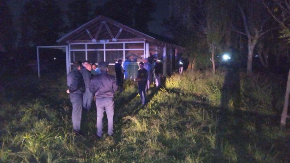 El cuerpo del hombre yacía tirado boca arriba con  manchas de sangre (Foto: ngfederal.ar)