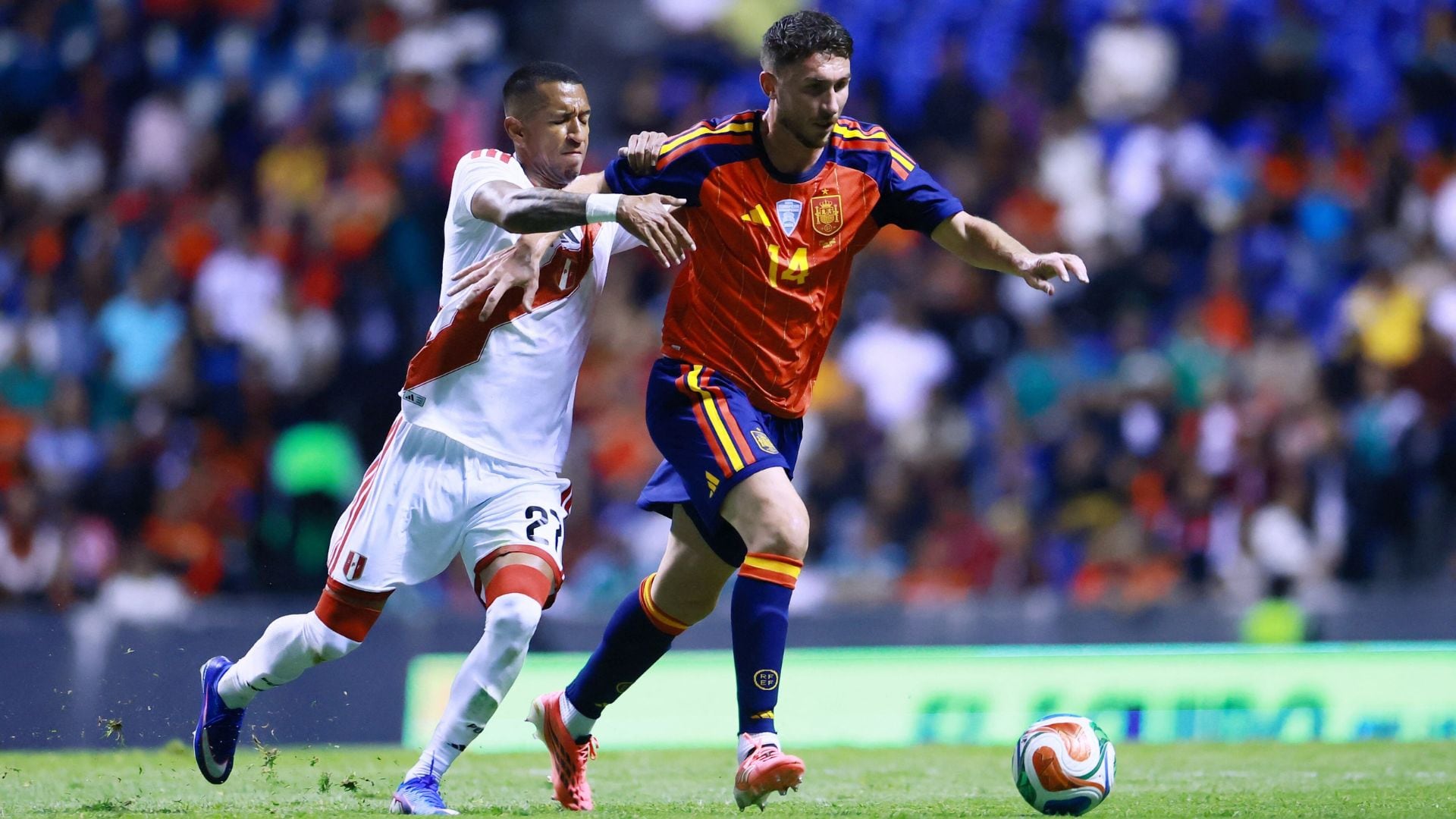 Jhonny Vidales luchando por recuperar un balón en poder de Aymeric Laporte. - Crédito: REUTERS
