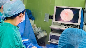 Los médicos introducen un endoscopio