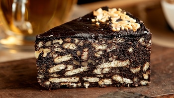 Tarta de chocolate y galletas sin horno, el postre británico con apenas cuatro ingredientes que adoraba la reina Isabel II