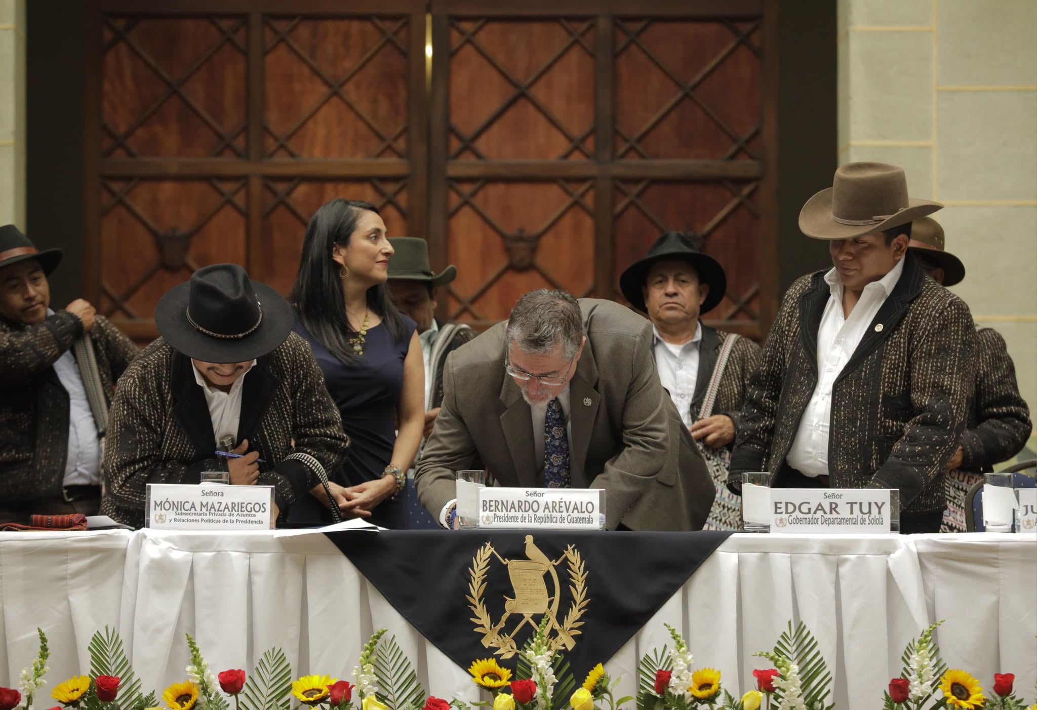 El presidente Bernardo Arévalo firma una agenda territorial con la Municipalidad Indígena de Sololá