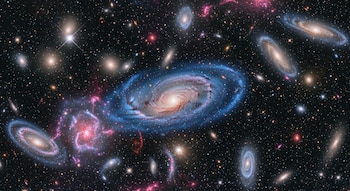 Imagen nítida de múltiples galaxias de diferentes formas y colores, rodeadas por miles de estrellas brillantes sobre un fondo oscuro del espacio.