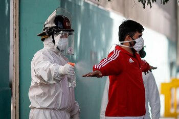 Un bombero rocía con alcohol