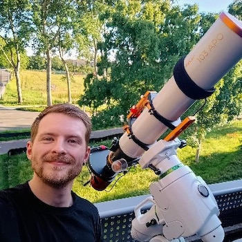 Una foto viral de Cornelis Van Zuilen captó 548 galaxias desde el balcón de su departamento en los Países Bajos.