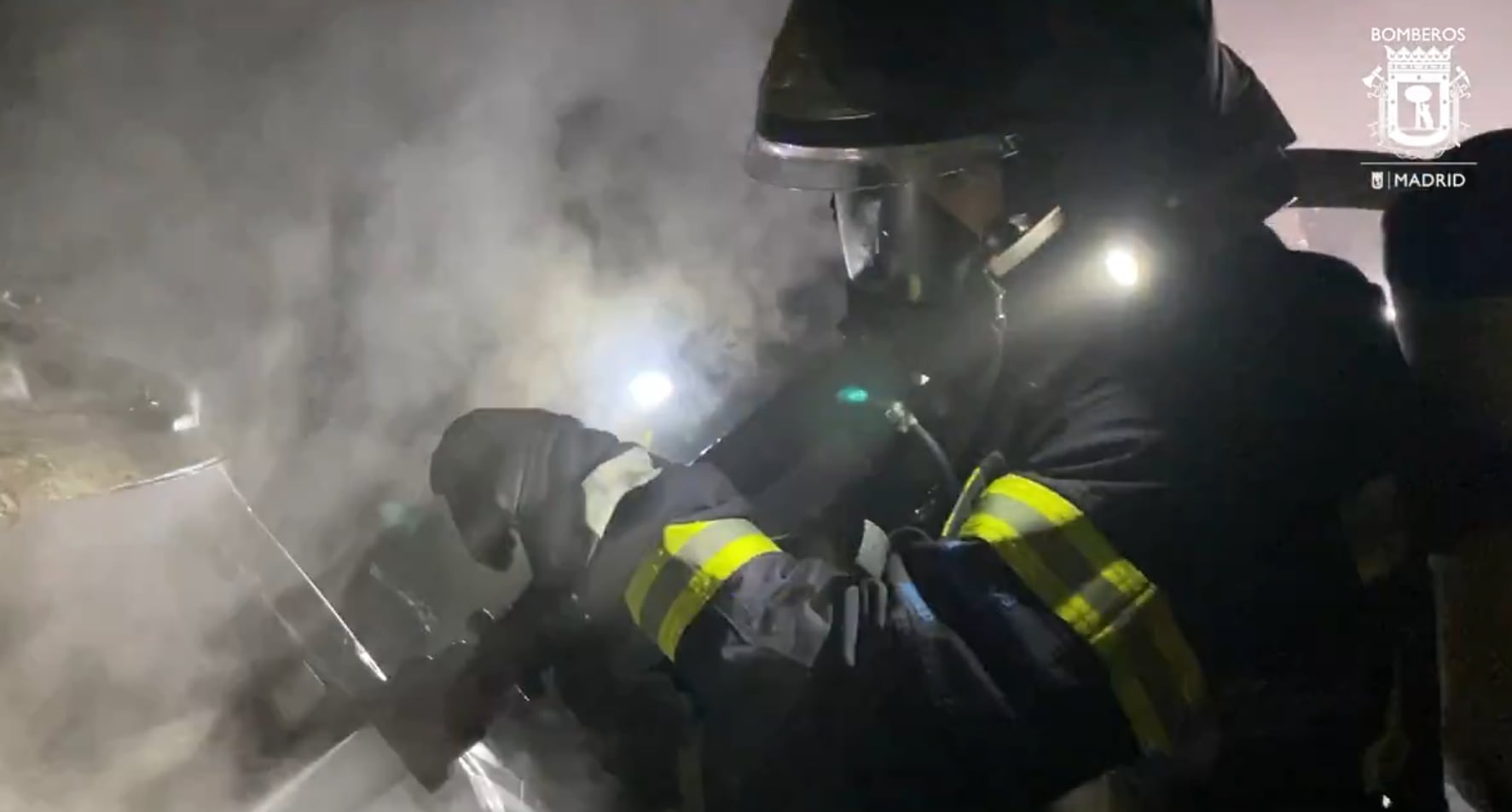 El cuerpo de bomberos de Madrid extingue el fuego provocado por las bicicletas eléctricas. (@BomberosMad)