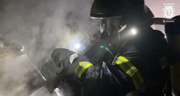 El cuerpo de bomberos de Madrid extingue el fuego en un coche eléctrico estacionado en un parking subterráneo. (@BomberosMad)