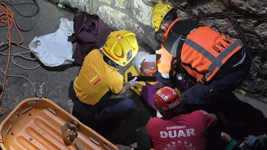 La víctima, quien no pudo ser identificada por sus heridas, fue trasladada tras el rescate