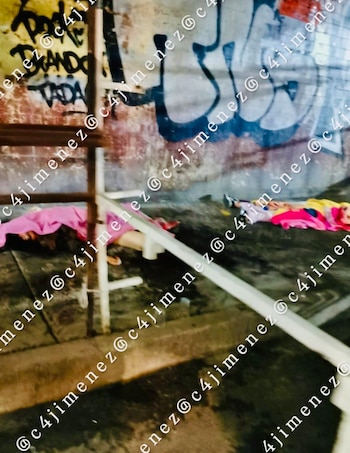 La zona donde fueron asesinadas las jóvenes fue acordonada por autoridades capitalinas para realizar los primeros peritajes. (X @c4jimenez)